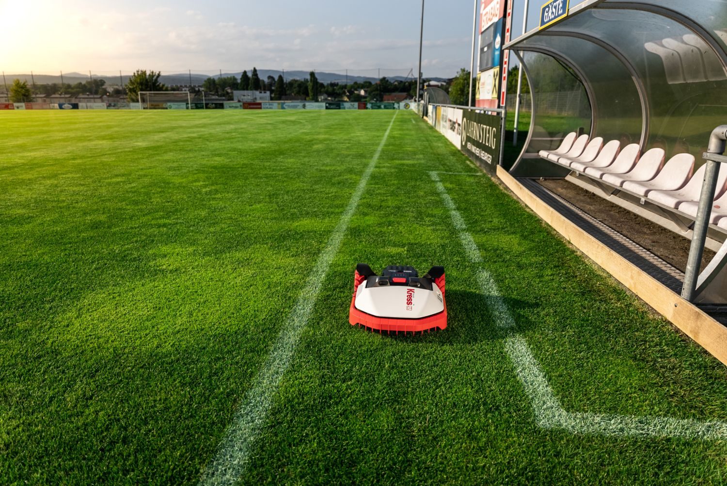 Kress Mähroboter auf einem Fußballplatz